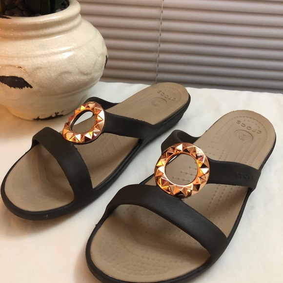 crocs sanrah metal block sandal